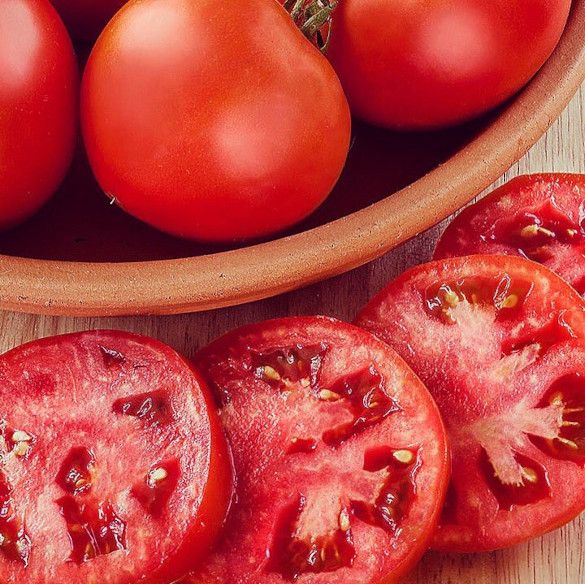 Tomatoes in a bowl and tomatoes sliced